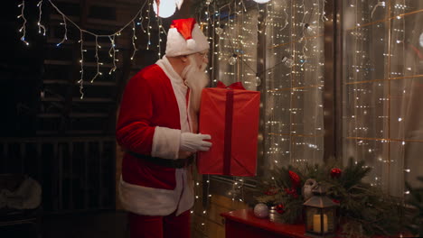 Der-Weihnachtsmann-Brachte-Den-Kindern-Ein-Geschenk-Ins-Haus,-Schaute-Aus-Dem-Fenster-Und-Kam-Durch-Die-Tür-Herein,-Um-Das-Geschenk-Zu-Bringen.